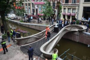 Read more about the article World’s first 3D-printed steel bridge opens in Amsterdam