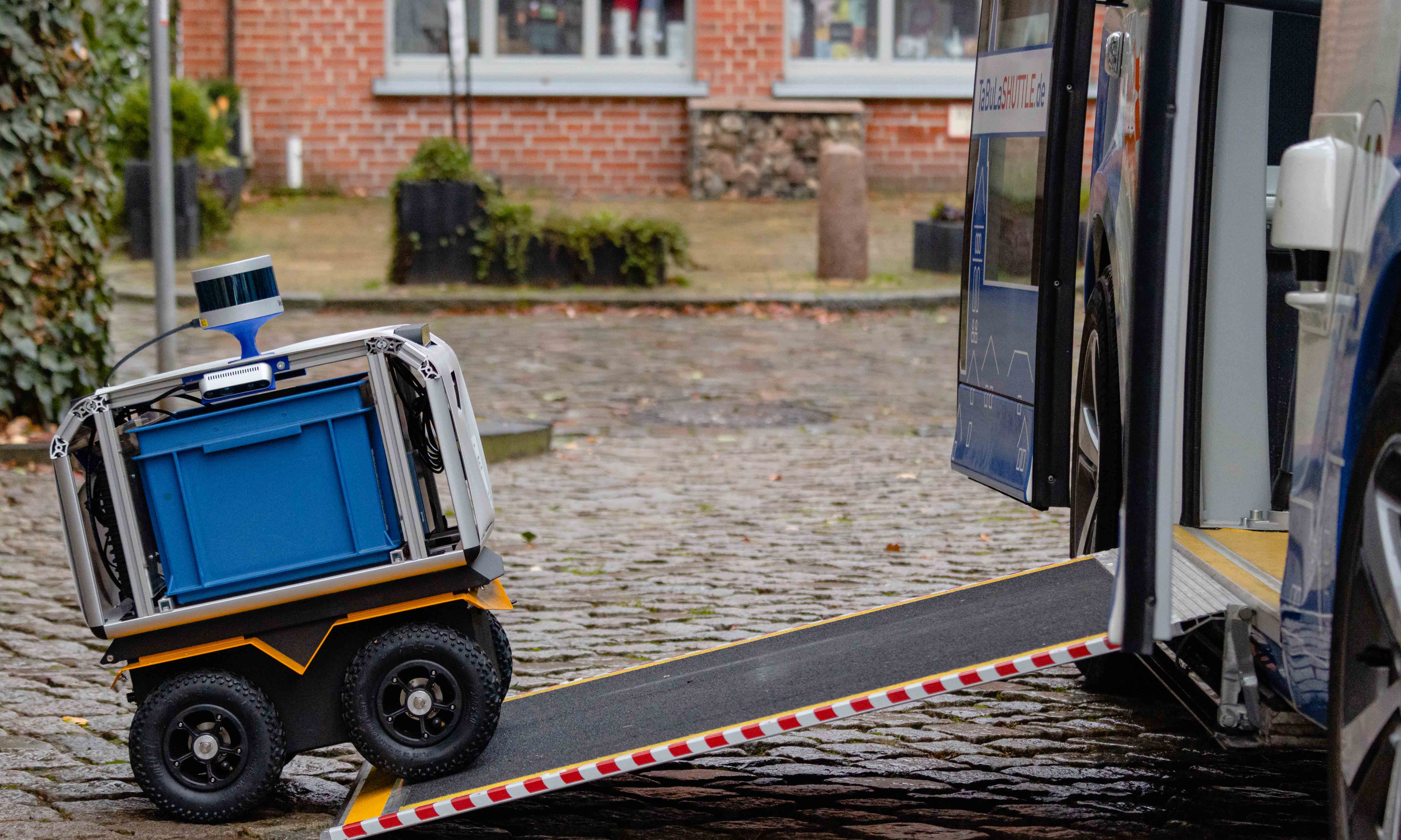 Read more about the article Meet “Laura” the delivery robot – ITS anchor project